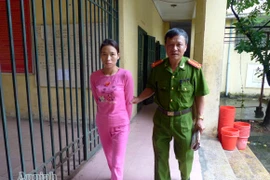 Nhiều người mắc mưu “nữ quái” bán hoa quả dạo