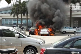 Giữa trưa nắng, “xế hộp” bốc cháy tại sân bay Nội Bài