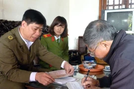 Người dân hào hứng đổi sổ hộ khẩu mới