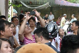 Người dân Thủ đô "đội mưa" dõi theo màn giải cứu con tin kịch tính