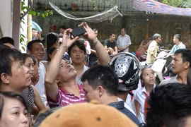 Người dân Thủ đô "đội mưa" dõi theo màn giải cứu con tin kịch tính