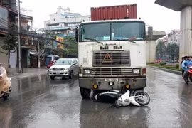 Lái xe container đâm thẳng mô-tô cảnh sát, kéo rê 200m