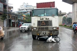 Lái xe container đâm thẳng mô-tô cảnh sát, kéo rê 200m