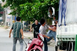 Xích mích láng giềng, "nói chuyện" bằng… dao quắm