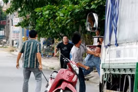 Xích mích láng giềng, "nói chuyện" bằng… dao quắm