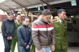 Rượu say, rủ nhau... cho ôtô "ăn củ đậu bay"