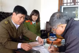 Người dân hào hứng đổi sổ hộ khẩu mới