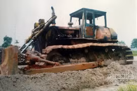 Xông vào công trường đốt máy ủi, đuổi đánh công nhân