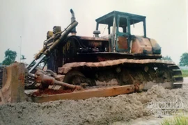 Xông vào công trường đốt máy ủi, đuổi đánh công nhân