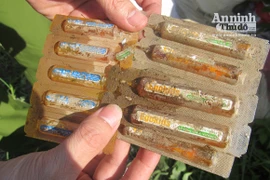 Đổ hàng nghìn hộp tân dược ra cánh đồng