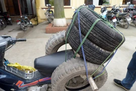 Nửa đêm, trộm lốp ô tô, bị bắt tại chỗ