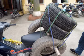 Nửa đêm, trộm lốp ô tô, bị bắt tại chỗ