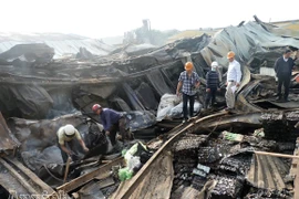 Hiện trường tan hoang của vụ cháy nhà kho công ty len Hà Đông