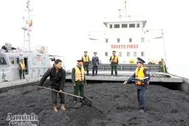 Cảnh sát biển bắt giữ tàu chở 3.000 tấn than không rõ nguồn gốc