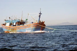 Tàu kiểm ngư cứu nạn thành công 13 ngư dân cùng tàu cá trôi dạt trên biển