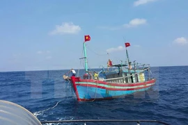 Cứu nạn thành công 4 thuyền viên bị mắc kẹt do hoàn lưu bão số 6