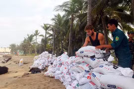 "Tây ba lô" xắn tay đắp kè, chống bão