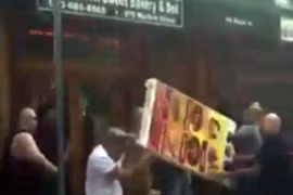 Hooligan New York hỗn chiến kinh hoàng trước trận derby