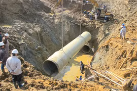 Rạng sáng ngày 13, đường ống nước sông Đà vỡ lần thứ 13