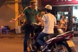 Những vụ "Tây" nổi cáu vì thói đi xe máy cẩu thả ở Hà Nội 