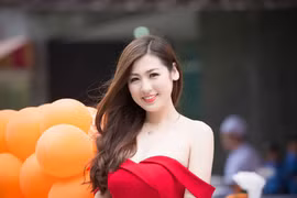 Á hậu Tú Anh ngồi "ghế nóng" tìm người đẹp nhất quê hương quan họ!