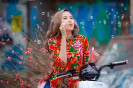 ​ "Hoa hậu The Face" Khánh Ngân đẹp ngẩn ngơ trong tiết Xuân Hà Nội 