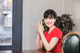 Mùng Một Tết, Hoa hậu Thu Thủy tất bật khai Xuân 