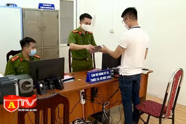 Người dân phấn khởi được cấp biển số xe ngay tại cơ sở