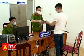 Người dân phấn khởi được cấp biển số xe ngay tại cơ sở