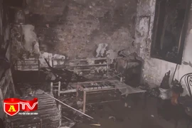 Giải cứu 3 người kẹt trong căn nhà bốc cháy dữ dội