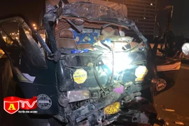 Cứu nạn thành công 3 người gặp nạn, mắc kẹt trong cabin ô tô