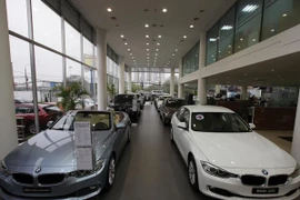 Xe sang nhập khẩu: "Ngụy trang" bằng biếu, tặng để trốn thuế