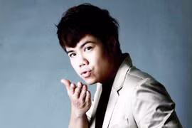 Ca sỹ Đinh Mạnh Ninh chúc mừng Ngày 20-10 trong… bệnh viện