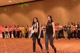 Người mẫu Thuý Hằng “rèn dáng” cho thí sinh HHVN 2014