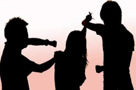 Bà mẹ trẻ bị kéo ra khỏi nhà, hiếp dâm tập thể