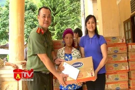 Sẻ chia vất vả, khó khăn với đồng bào vùng lũ Hà Giang