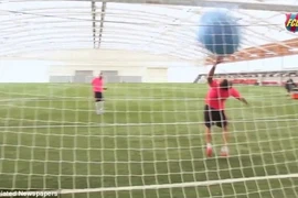 Cười “bể bụng” với clip sao Barca thi đá phạt đền bằng… bóng bay