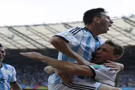 Lóe sáng phút bù giờ, Messi đưa Argentina vào vòng 16 đội