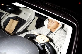 Sao Arsenal bị cảnh sát “sờ gáy”