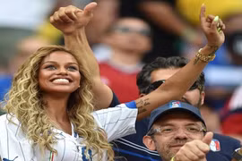 Hôn phu siêu mẫu của Balotelli làm “nóng” khán đài Amazonia Arena