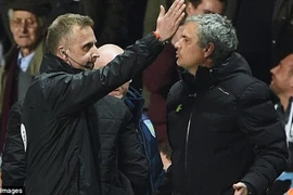 Trắng tay rời sân Aston Villa, Jose Mourinho quay ra mỉa mai trọng tài
