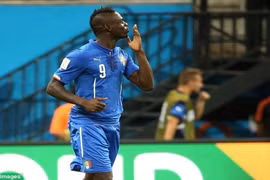 Balotelli lại gây sốc khi muốn được hôn… Nữ hoàng Anh