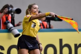 LĐBĐ Brazil khốn đốn vì nữ trợ lý trọng tài xinh đẹp gây sốt trên mạng