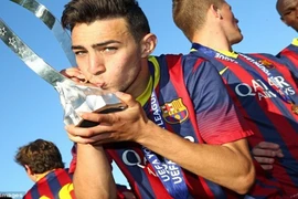 Tái hiện siêu phẩm giống Beckham, tài năng trẻ cùng Barca đăng quang giải U19 châu Âu