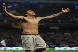 Sao Man City ăn mừng bàn thắng bằng cách… khoe “quần chip” 