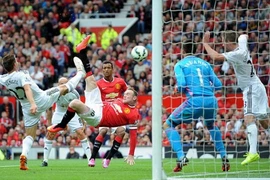 Rooney – Băng đội trưởng, siêu phẩm và “cái tát đau” ngày mở màn