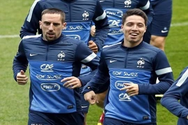 Vui vẻ bên bạn gái, Nasri không màng tới cơ hội dự World Cup 