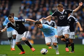 Nasri ghi bàn thắng tranh cãi, Man City thắng dễ Southampton 