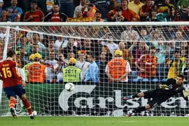 Sao tuyển Tây Ban Nha trình diễn siêu phẩm Panenka trên sân tập