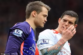 Thủ thành Liverpool xin lỗi… vợ của đồng đội sau cú đấm trời giáng